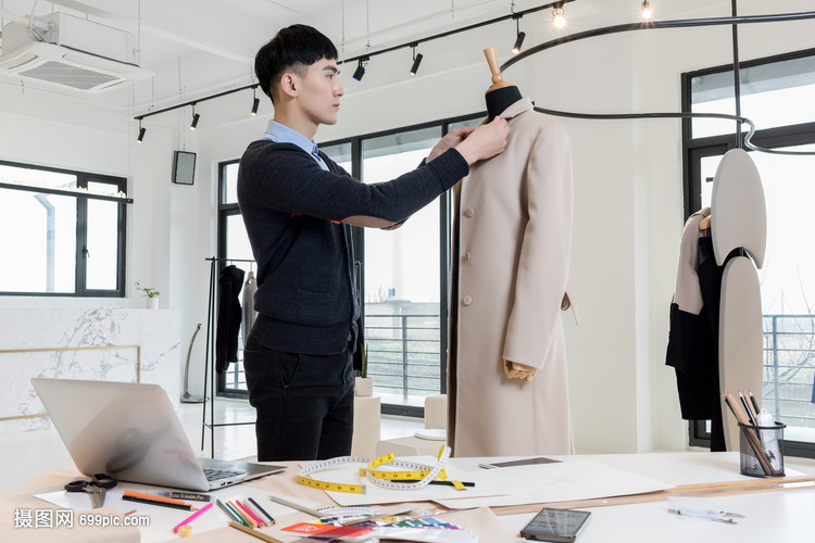 男服装设计师的工作状态与产品设计流程